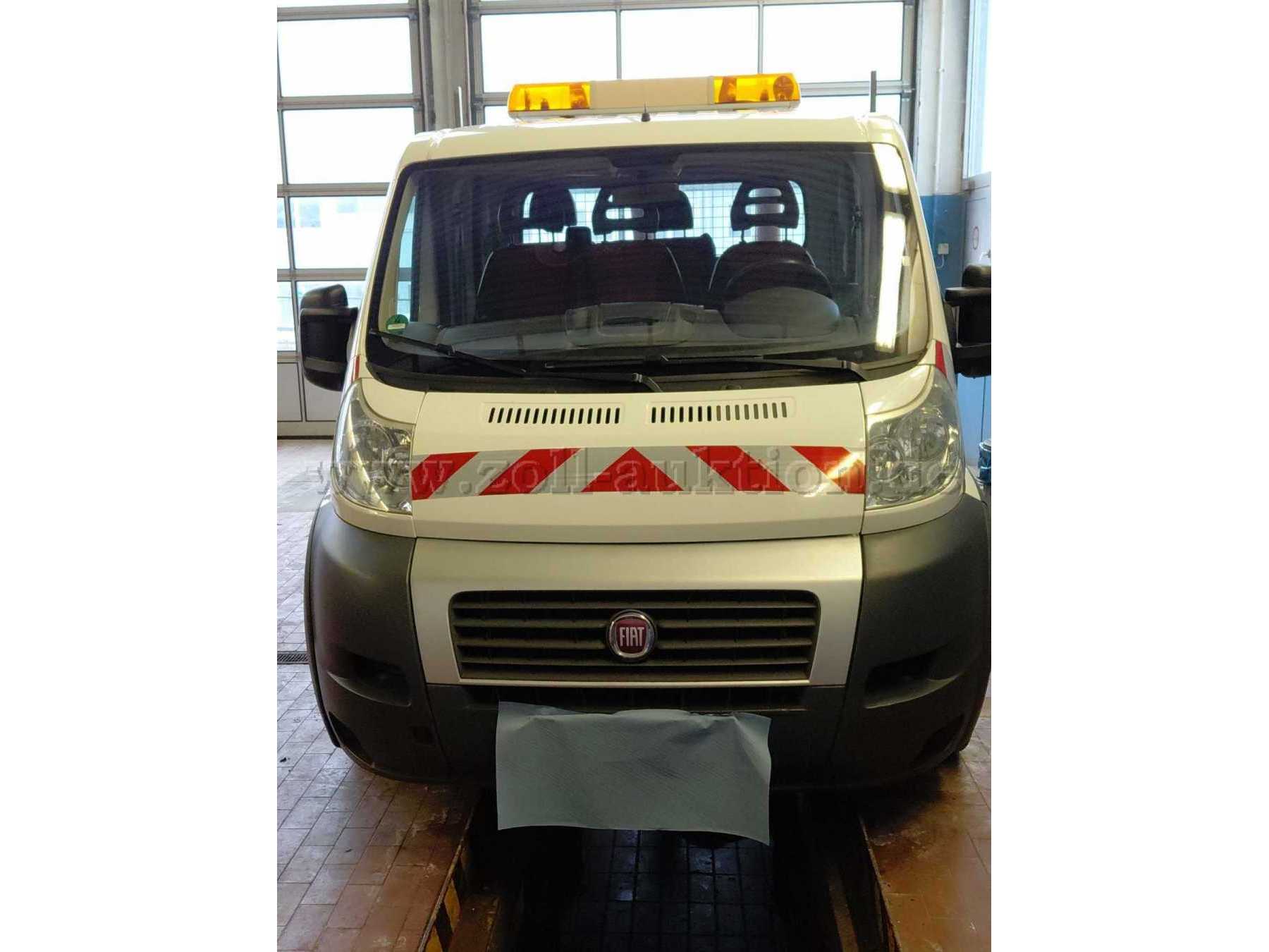 Bild 1:
Frontansicht mit Rundumleuchtbalken