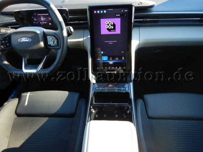 Instrumentafel mit Mittel- u. Zentraldisplay