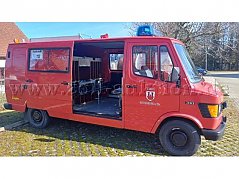 außen-rechte Seite, geöffnete Tür