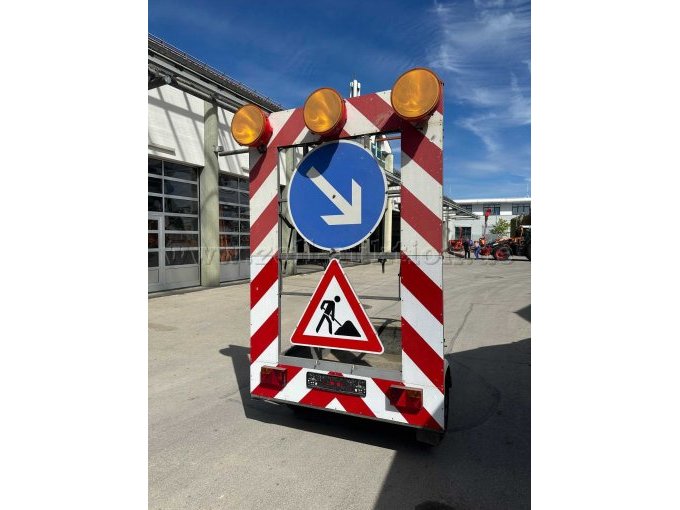 Hinten aufgeklappt Hinten aufgeklappt