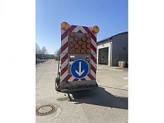 Fahrbare Absperrtafel mit Drechpeil, von hinten