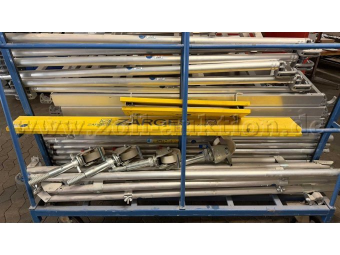 Gerüst gestappelt (Transportwagen steht nicht Bestandteil der Versteigerung)