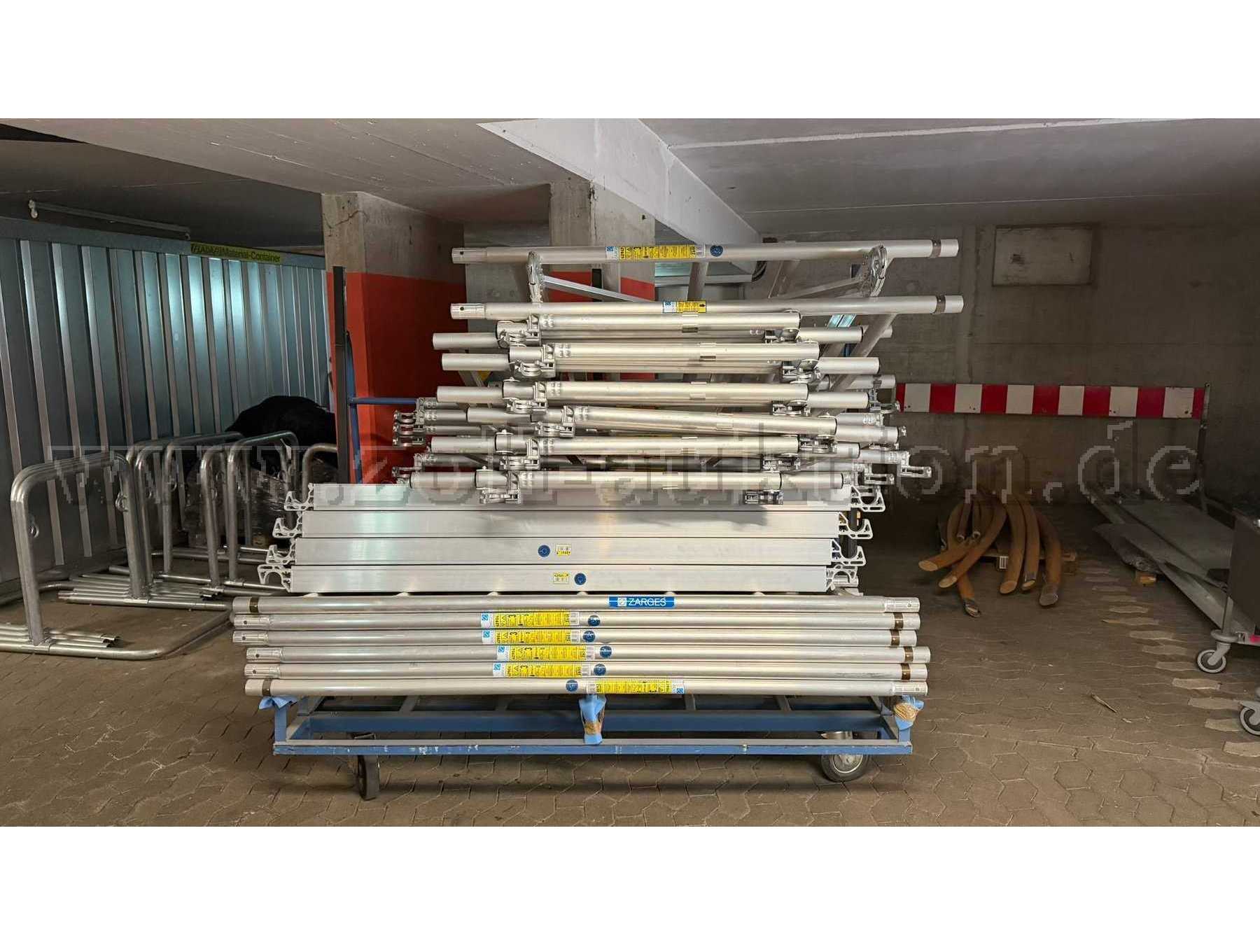 Gerüst gestappelt (Transportwagen steht nicht Bestandteil der Versteigerung)