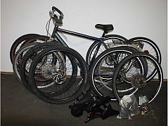 1 Fahrrad, 8 Reifen mit Felgen, 7 Sattel mit Stange & 6 Paar Pedalen an Bastler