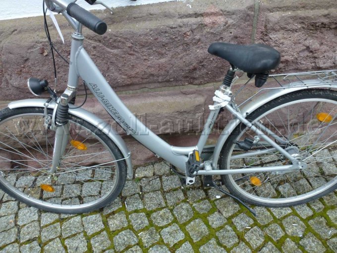 Seitenansicht des Fahrrades Vorderrad, Sattel, Rahmen und Hinterrad