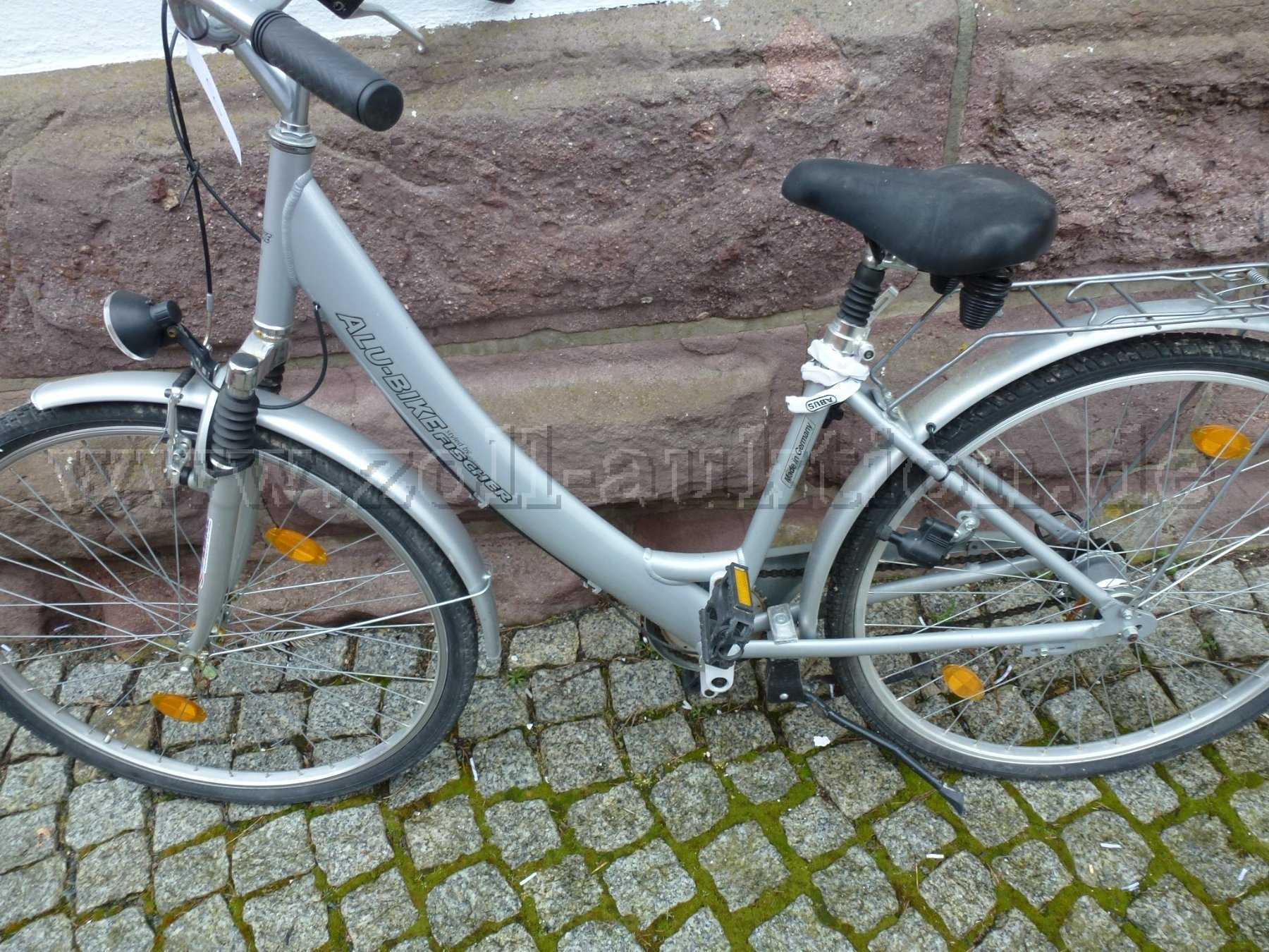 Seitenansicht des Fahrrades Vorderrad, Sattel, Rahmen und Hinterrad