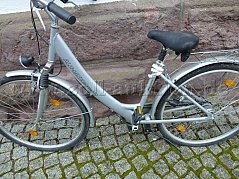 Seitenansicht des Fahrrades Vorderrad, Sattel, Rahmen und Hinterrad