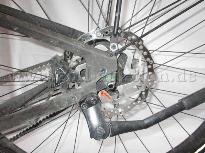 Teilansicht Hinterrad mit Scheibenbremse und Shimano Bremssattel, Teilansicht Fahrradständer