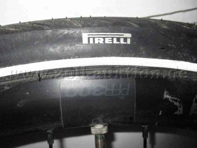 Teilansicht Vorderrad mit Felgen- und Reifenbezeichnung