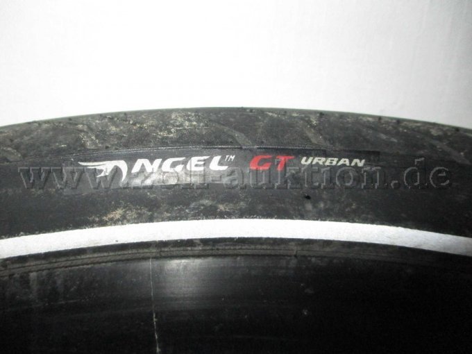 Teilansicht Vorderrad mit Reifenbezeichnung