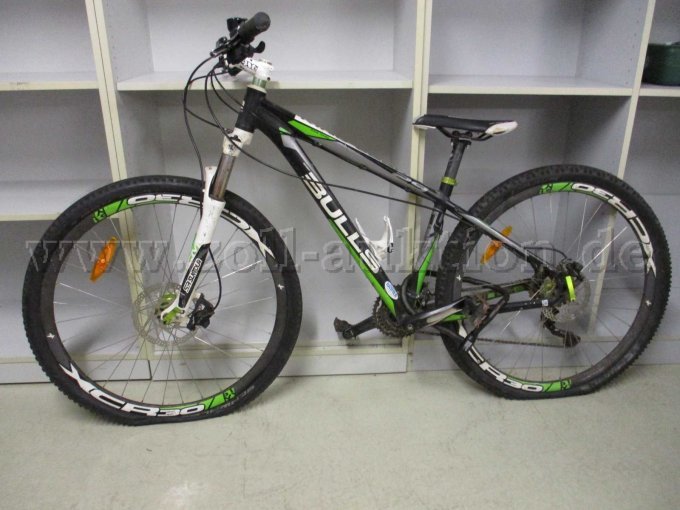 Seitenansicht, Kette vorhanden und um Hinterrad und Rahmen Seitenansicht, Kette vorhanden und um Hinterrad und Rahmen