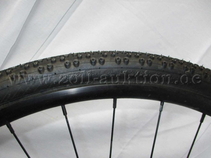 Teilansicht Hinterrad mit Reifengrößenangabe