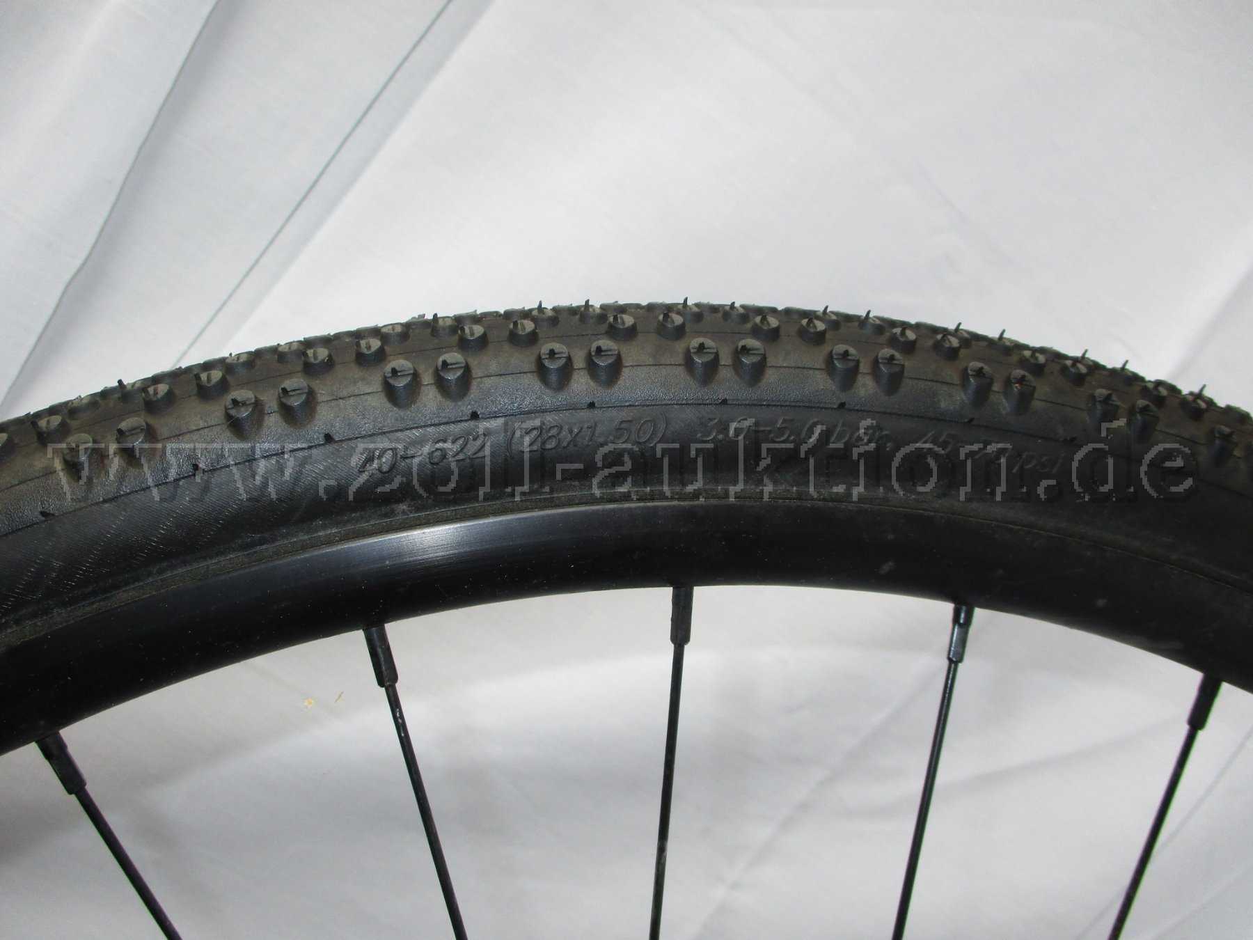 Teilansicht Hinterrad mit Reifengrößenangabe