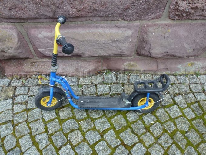 Ansicht des Rollers von der Seite