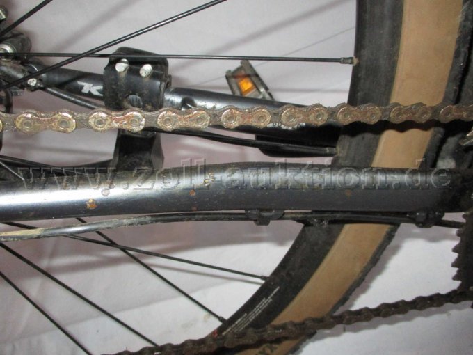 Teilansicht Rahmen mit Lackabplatzungen und stellenweise verrosteter Fahrradkette