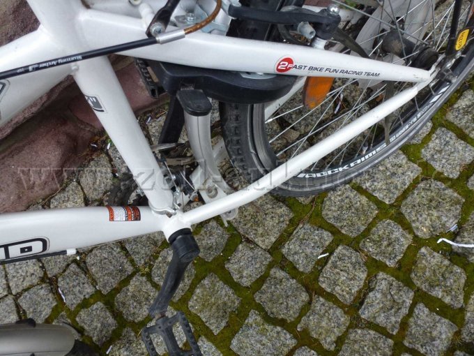 Teilansicht mit Typenbezeichnung, Hinterrad mit Speichen und Pedale