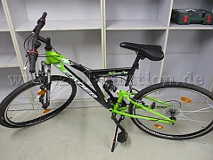 Seitenansicht mit defektem Reifen