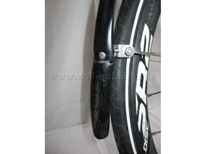 Teilansicht Hinterrad mit beschädigtem Schutzblech