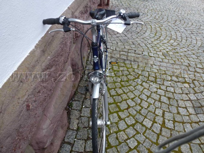 Ansicht des Fahrrades von vorne mit Lenker und Beleuchtung
