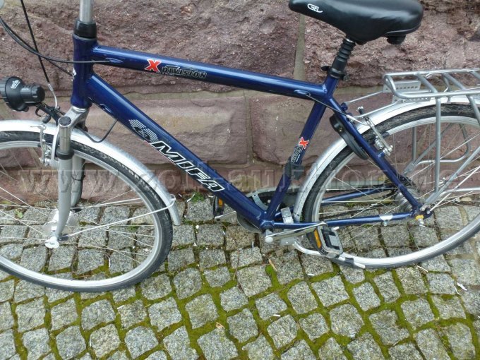 Seitenansicht des Fahrrades von rechts mit Beleuchtung vorne