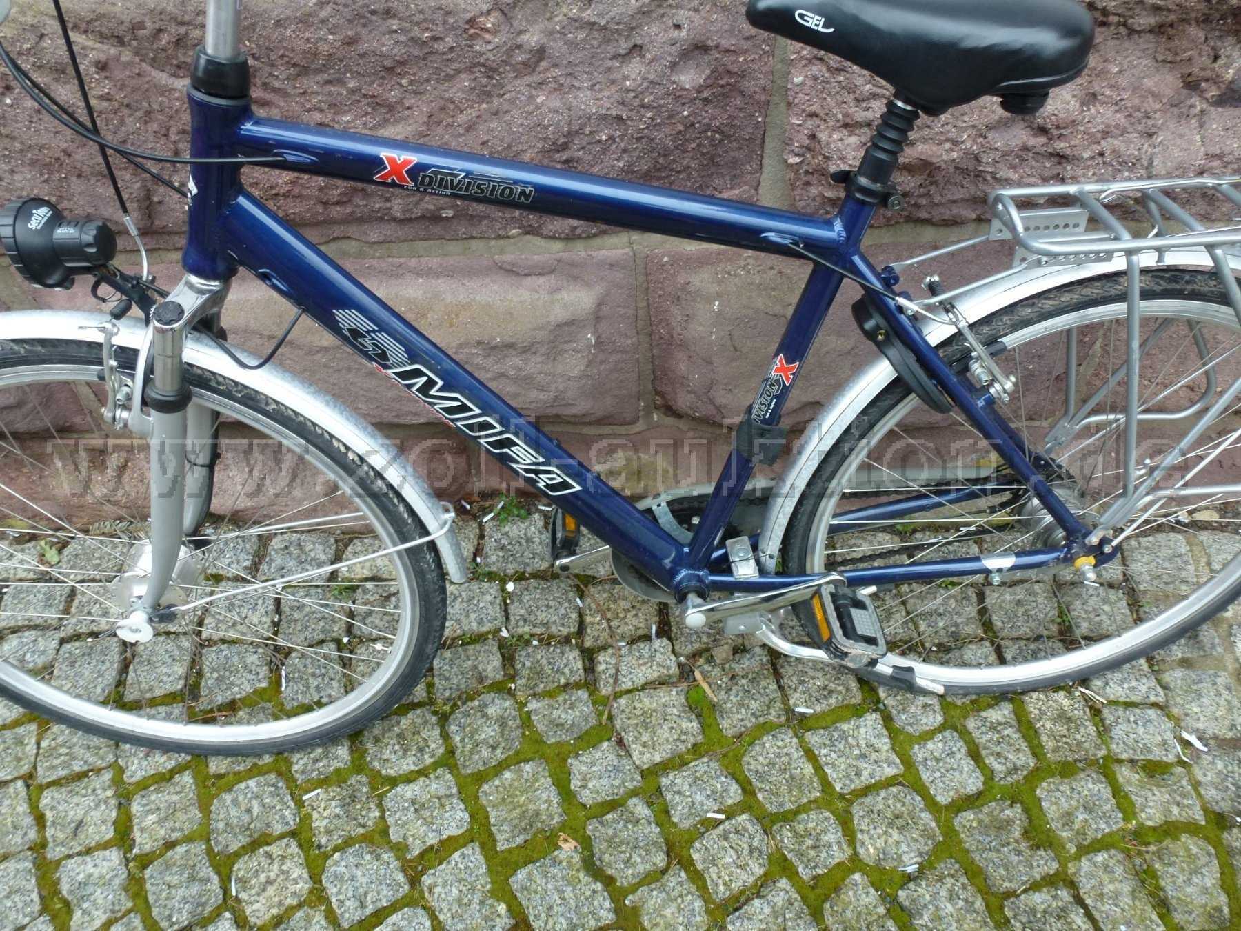 Seitenansicht des Fahrrades von rechts mit Beleuchtung vorne