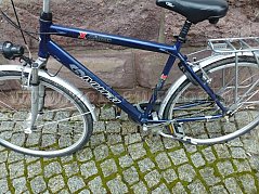 Seitenansicht des Fahrrades von rechts mit Beleuchtung vorne