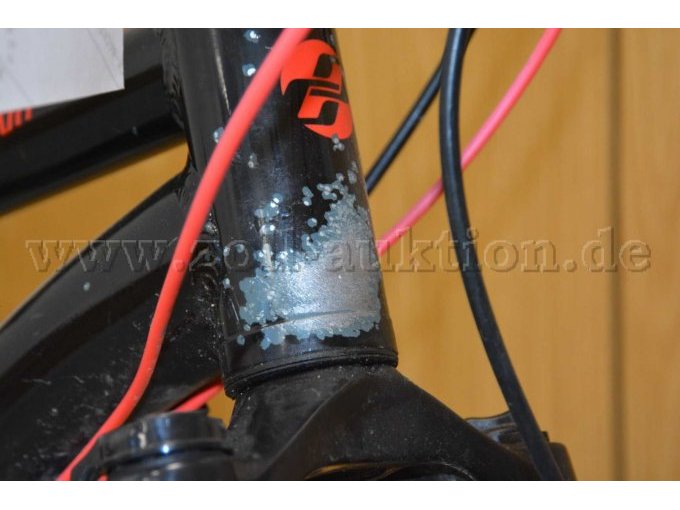 stark beschädigter Lack des Rahmens