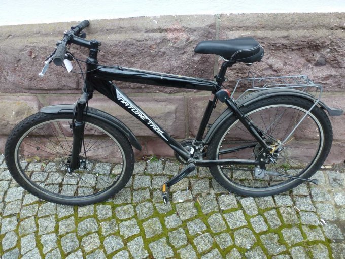 Fahrrad komplett von der rechten Seite mit Vorder- und Hinterrad, Lenker, Rahmen, Pedale, Sattel