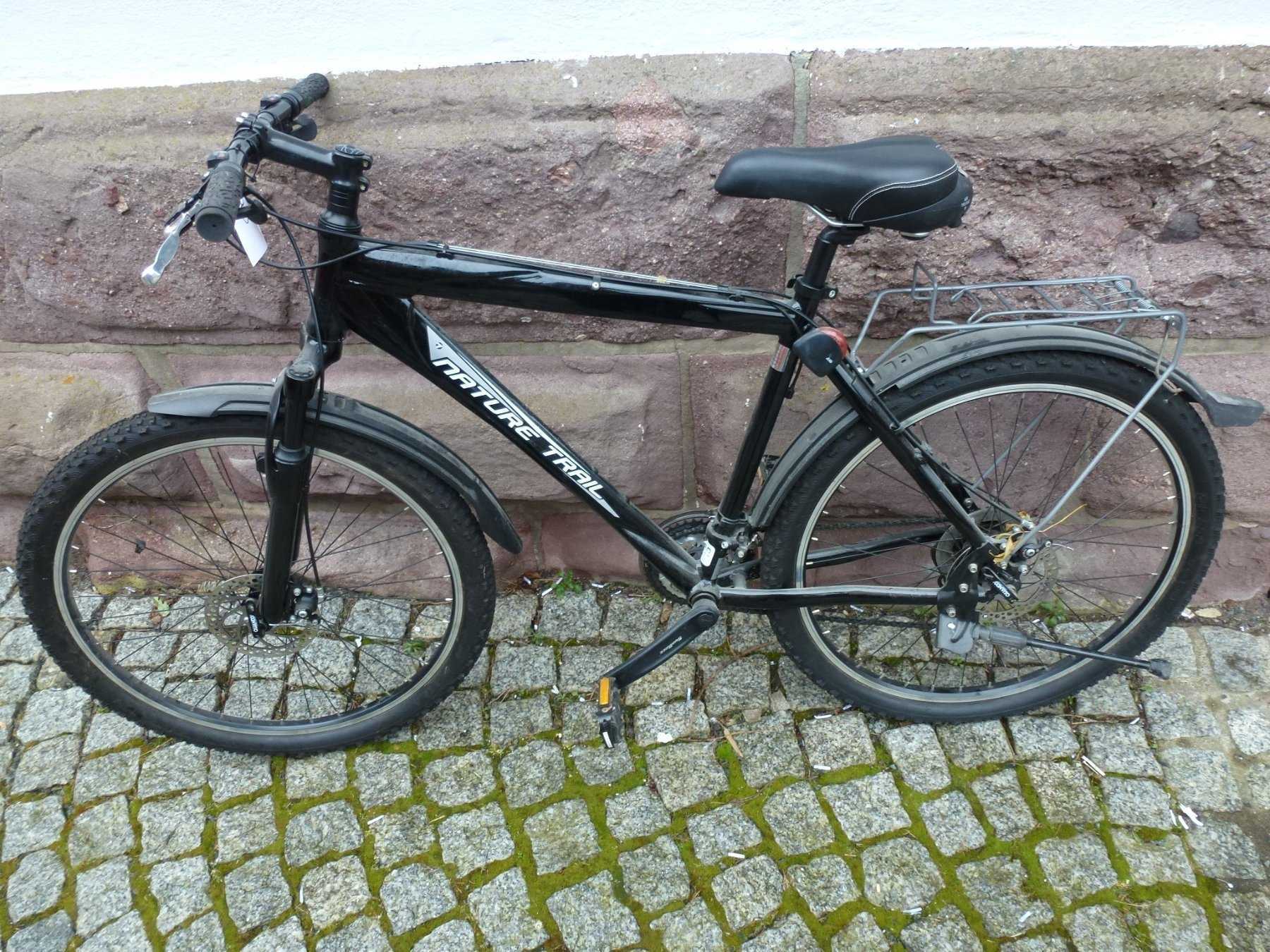 Fahrrad komplett von der rechten Seite mit Vorder- und Hinterrad, Lenker, Rahmen, Pedale, Sattel
