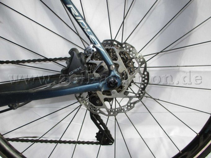 Teilansicht Hinterrad mit Schreibenbremse und Shimano GRX Bremsblock