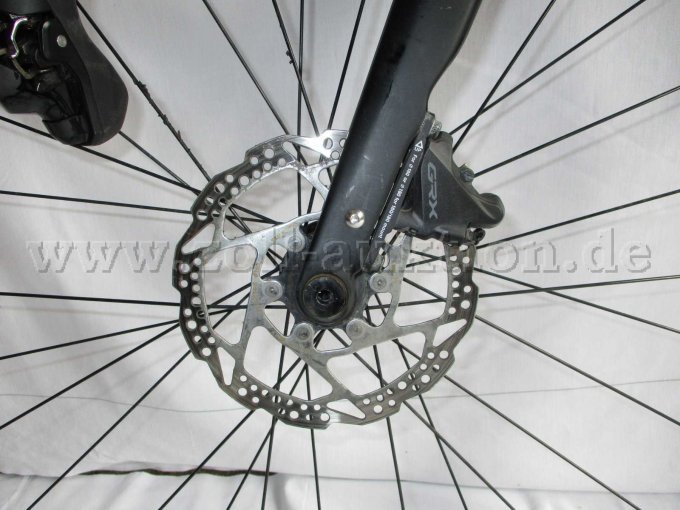 Teilansicht Vorderrad mit Scheibenbremse und Shimano GRX Bremsblock