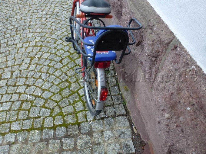 Ansicht von hinten mit Kindersitz, Hinterrad mit Beleuchtung am Schutzblech