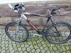 Fahrrad von der rechten Seite komplett mit Vorder- und Hinterrad, Lenker, Sattel und Rahmen