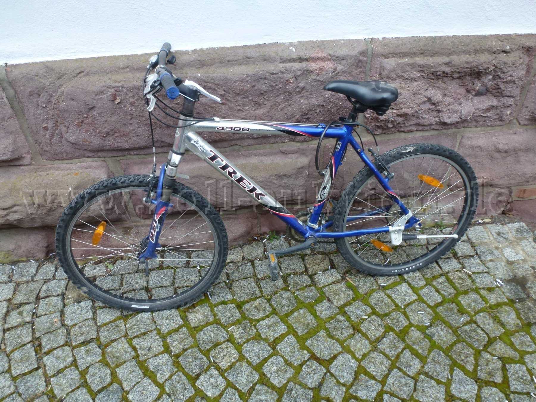 Fahrrad von der Seite mit Lenker, Vorderrad, Rahmen, Sattel, Hinterrad
