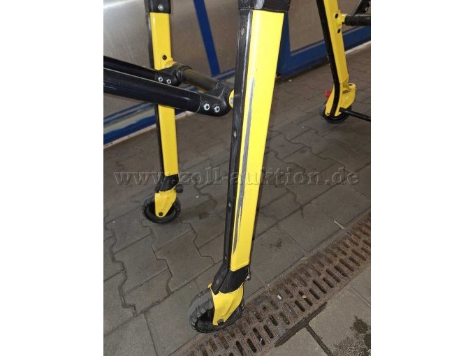 Detail Kratzspuren an Fahrwerk