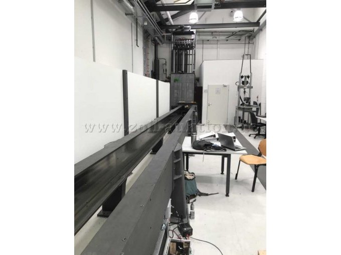 Blick auf Antriebssystem am Anfang der Beschleunigungsstrecke