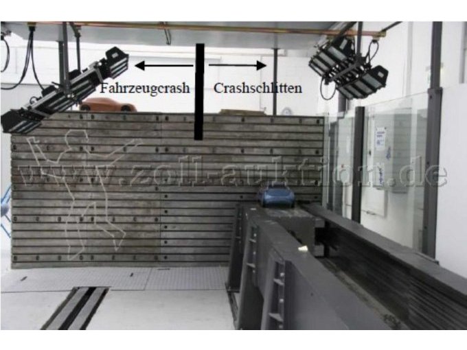 Ansicht von der Anfahrtstrecke des Crashschlittens (rechte Seite) auf die Prallwand