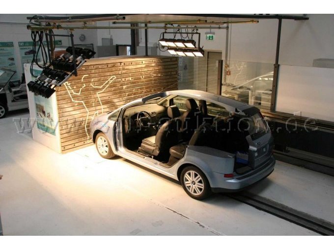 Gesamtfahrzeug-Rollstrecke vor Prallwand (linke Seite)