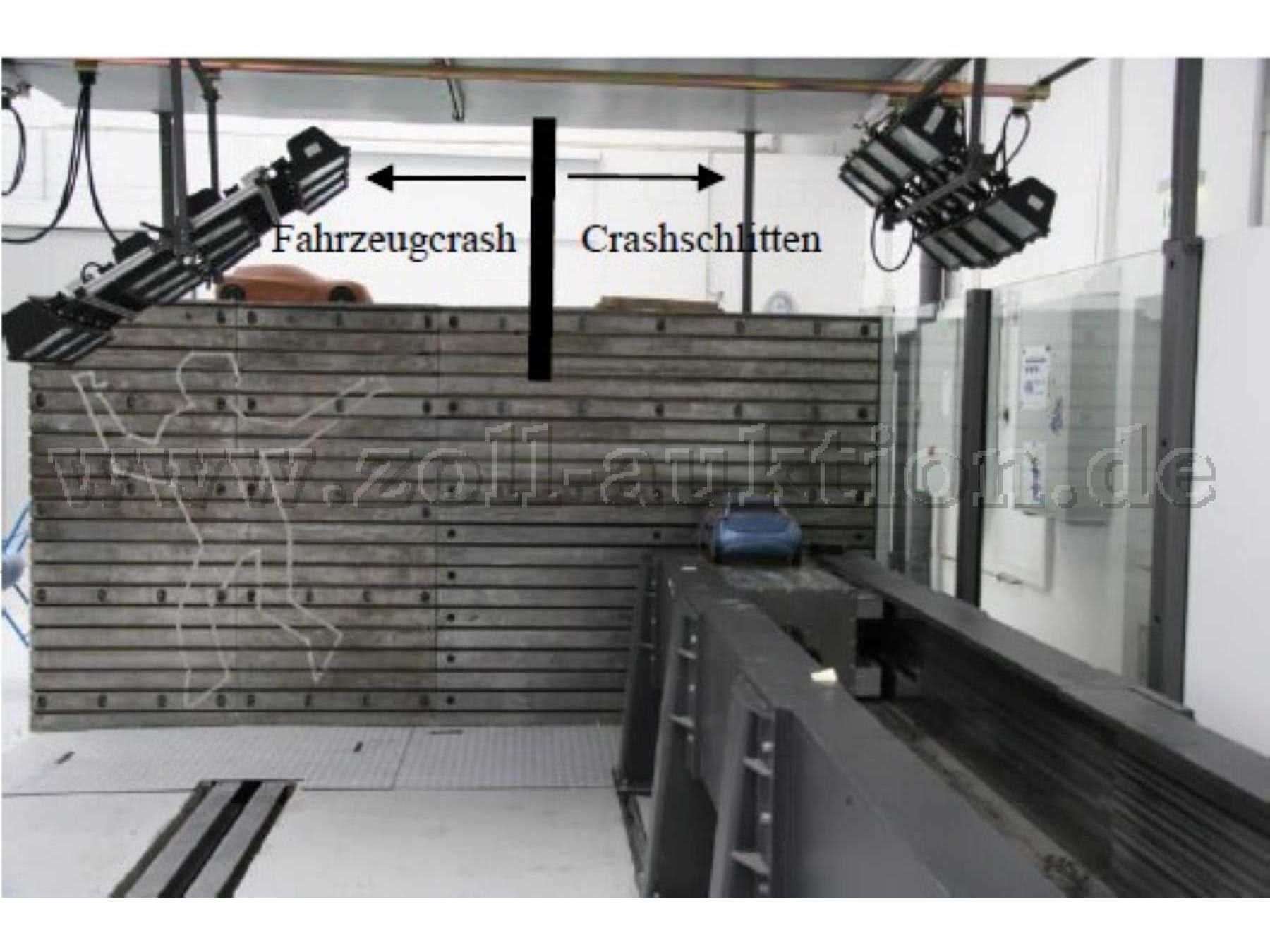 Ansicht von der Anfahrtstrecke des Crashschlittens (rechte Seite) auf die Prallwand