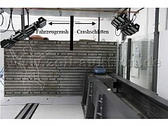 Ansicht von der Anfahrtstrecke des Crashschlittens (rechte Seite) auf die Prallwand