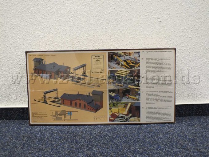 Rückseite des Sägewerks mit Inhaltsangabe in OVP