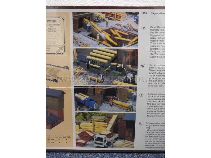 Rückseite des Sägewerks mit Bildern in OVP