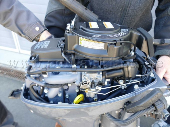 Motor ohne Haube, rechte Seite