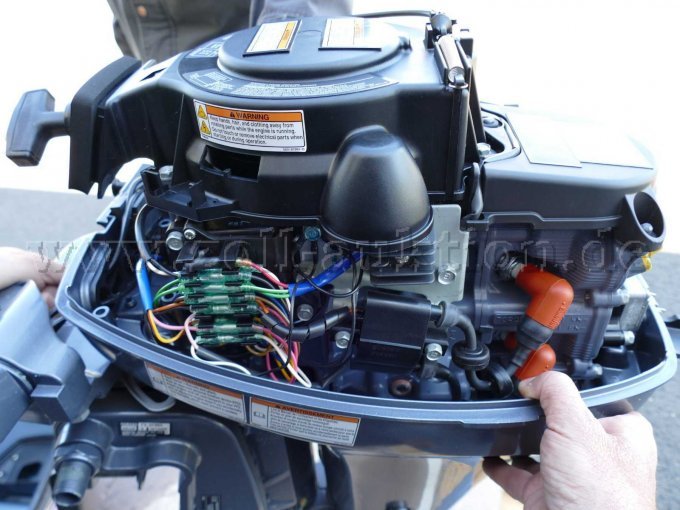 Motor ohne Haube, linke Seite