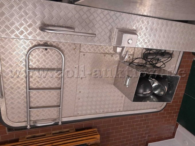 Badeplattform, Schlepphaken und Beleuchtung für Bug