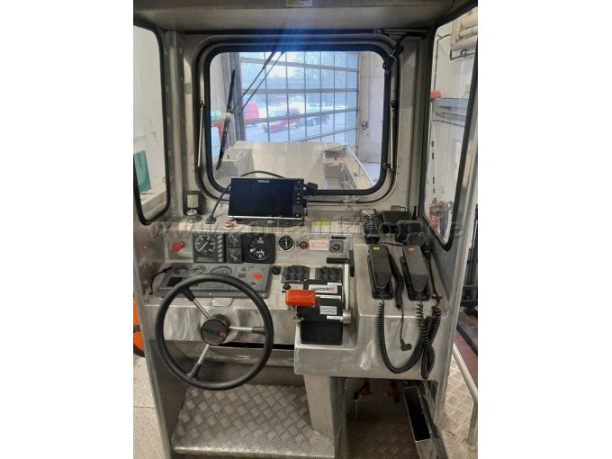 Fahrstand mit Monitor Radar/Sonar