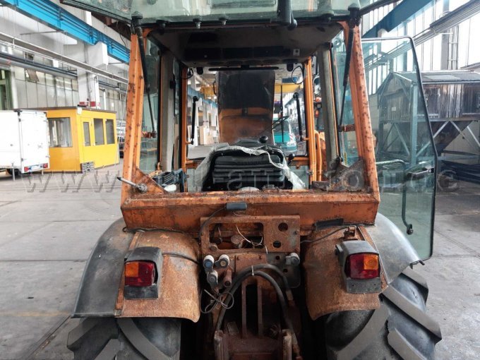 Bild 18:
Heckansicht mit Hydraulikanschlüssen für Anbaugeräte und Rost