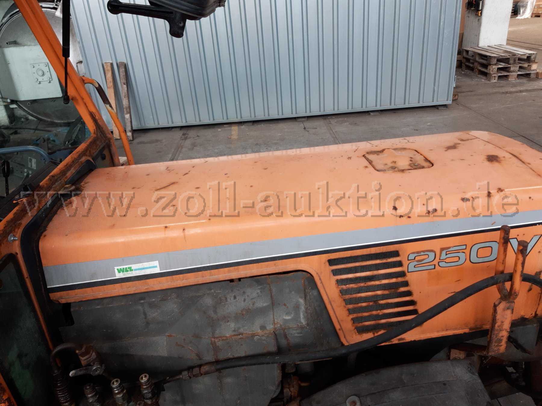 Bild 12:
Motorhaube schlossen, Ansicht von oben mit Anrostungen, Kratzern und Farbabplatzungen