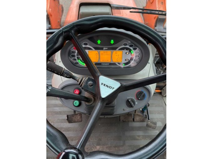 Cockpit mit Stundenzähler.