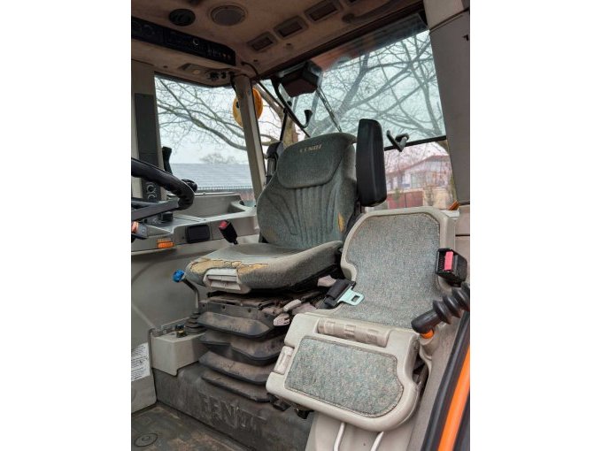 Fahrersitz mit Abnutzung. Beifahrersitz.